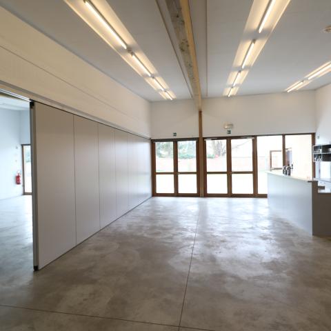 Grote zaal en toog in dorpshuis de Kettinghe