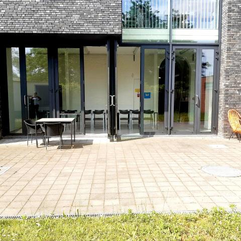 Terras van de kleine tuin.