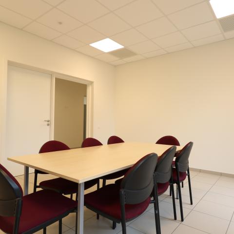 De kleine vergaderzaal voor 8 personen.