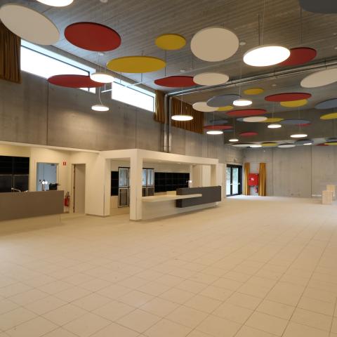 De volledige zaal met toog.