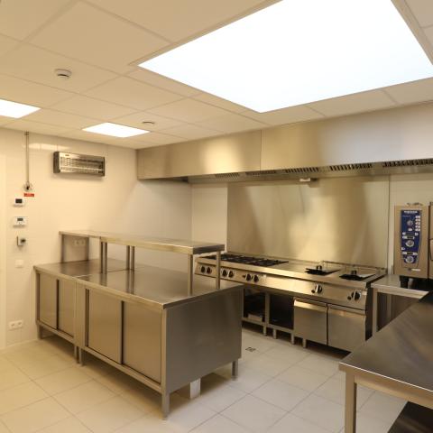 De keuken met 6 kookplaten, 2 friteuses en oven.