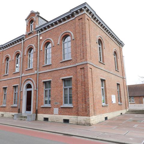 De voorgevel van het dorpshuis in Muizen.