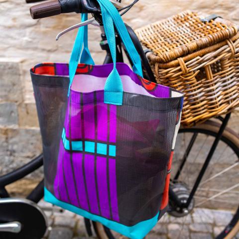 Een unieke tas gemaakt van promomateriaal door AMAi
