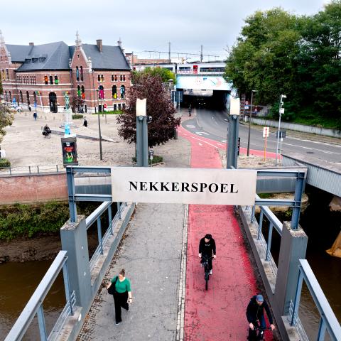 De ingang van Nekker Nova ligt aan een van de belangrijkste toegangspoorten aan onze stad. De wijk ligt tussen de vesten, Afleidingsdijle en de spoorwegen. 