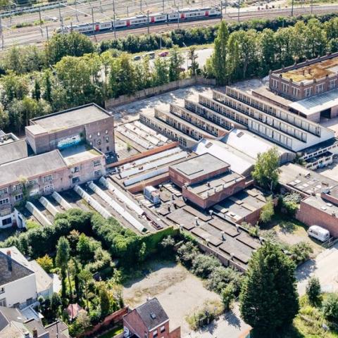 Een luchtbeeld van Guldendal voor de werken. We tonen de gebouwen, een stukje van de vaart, de postzegelbrug ...