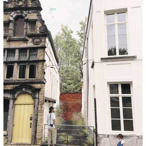 Een toekomstbeeld van de opengelegde vliet tussen twee gebouwen.