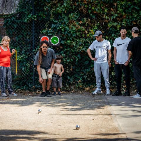 Jong en oud speelt aan het petanqueveld