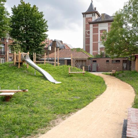 In 2025 werd het speelpleintje in Berkenhof vernieuwd. Er is een glijbaan, veel ontharding, veel groen ...