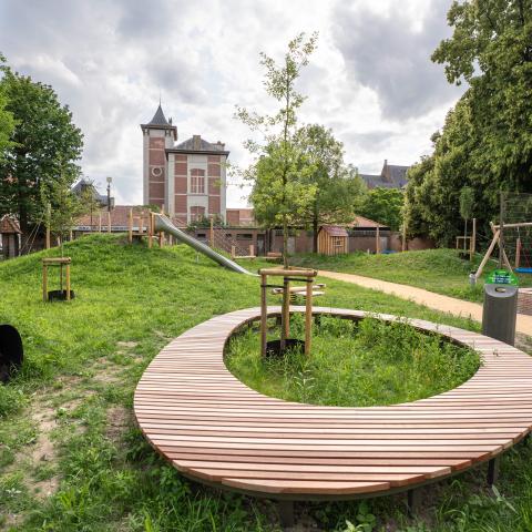 In 2025 werd het speelpleintje in Berkenhof vernieuwd. Er is een bank, glijbaan, schommel ...