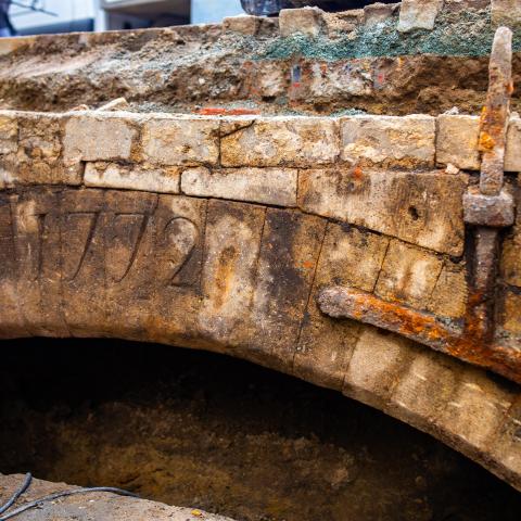 Een oude brug met daarop de datum 1772 die tijdens de werken werd blootgelegd.