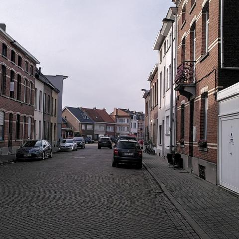 De Mgr. Van Nuffelstraat voor de ontharding 