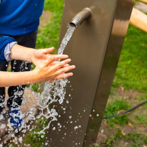 Regenwater van verschillende daken, komt in een regenwaterput van 10.000 liter. Iedereen kan dat water gebruiken en tijdens warme dagen kan het zelfs als speelelement gebruikt worden.