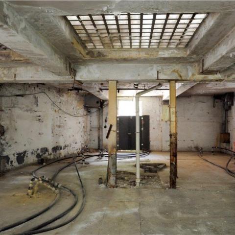 De binnenkant van de potterij, momenteel een verouderd gebouw.