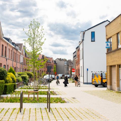 Er zijn extra fietsnietjes voorzien en er werd gekozen voor waterdoorlatende verharding.