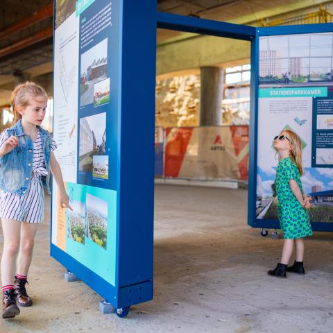 kinderen aan de infokiosk van Ragheno