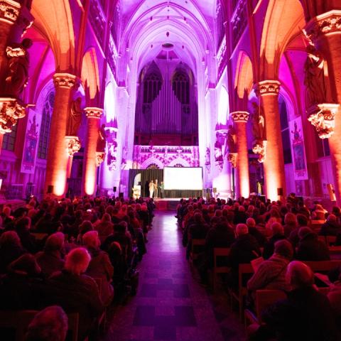 Een mooi verlichte kathedraal tijdens een evenement