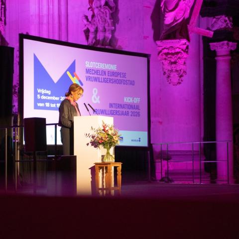 Caroline Genez die een speech geeft in de kathedraal