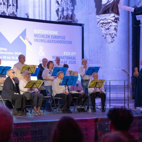 Dementiekoor vergeet-me-nietjes tijdens een event in de kathedraal