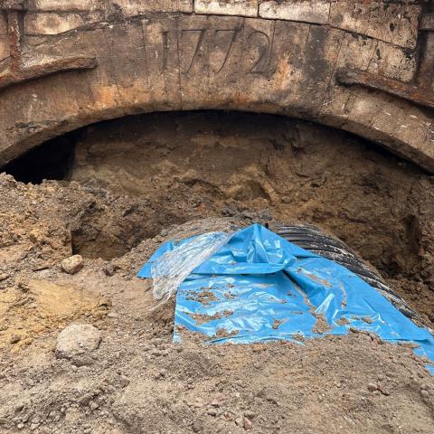 Datum op de opengelegd brug over de Nieuwe Melaanvliet