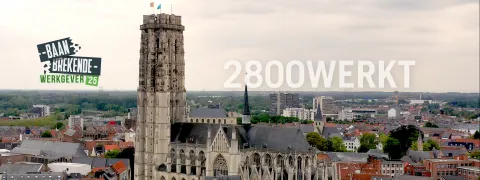 Luchtbeeld van Mechelen met Sint-Romboutstoren, hashtag #2800werkt en de titel "Baanbrekende werkgever 2025"