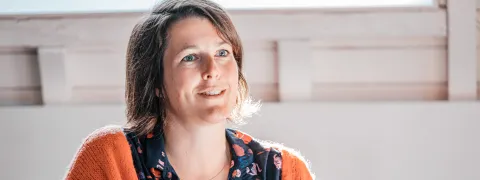 Foto van collega Charlotte aan het woord bij een rondetafel