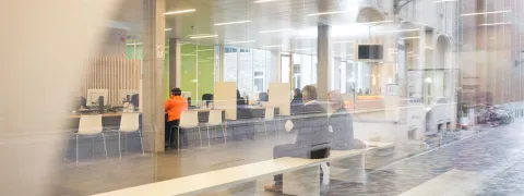 Mensen zitten te wachten op hun afspraak in het Huis van de Mechelaar