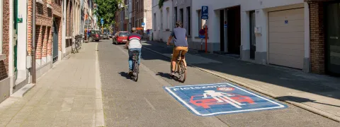 Fietsers nemen de hele rijbaan in, in de Mechelse fietszone.