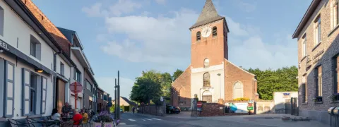 Foto van de kerk van leest in de zon