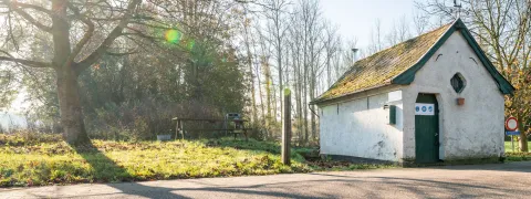 Foto van een straat en een kapel in Walem