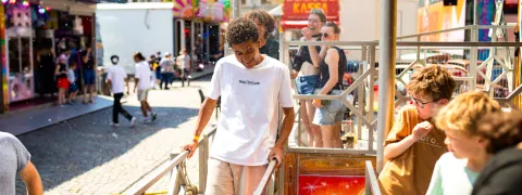 Jongeren amuseren zich op attracties van de zomerkermis