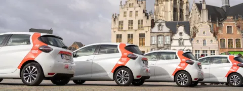Deelwagens van Klimaan staan op de Grote Markt.