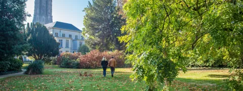 Zicht op het groene park van het Aartsbisschoppelijk paleis