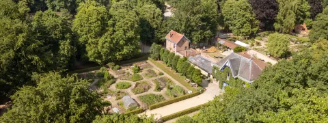 Overzichtsbeeld van het Tivolipark met de samentuin, de kinderboerderij en de bossen errond.