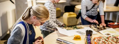 Kinderen knutselen tijdens het museumkamp in Hof van Busleyden