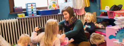 Juf Leen geeft les aan kleutertjes in de klas.