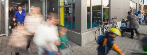 De schoolpoort bij het einde van de schooldag.