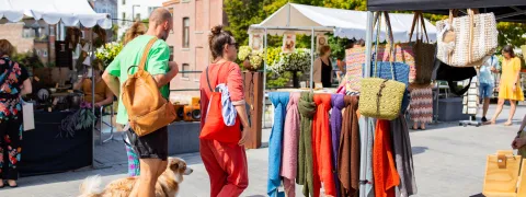 Mensen wandelen tussen de kraampjes van de herstbraderie