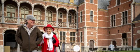 Een vrijwilliger gaat met een oudere dame op museumbezoek.