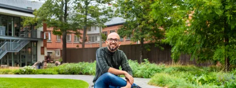 Collega poseert in Sinte-Mettetuin