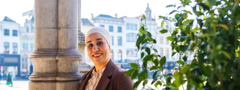 Collega poseert aan stadhuis