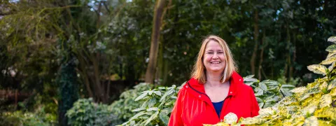 Collega poseert in park 
