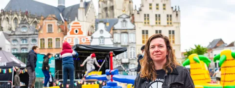 Collega poseert op Grote Markt