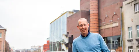Collega poseert op Hoogbrug
