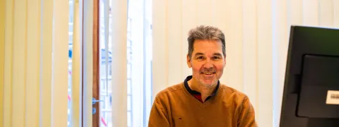 Collega poseert op werkvloer
