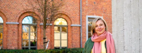Collega poseert in Sinte-Mettetuin
