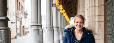 Collega poseert aan stadhuis