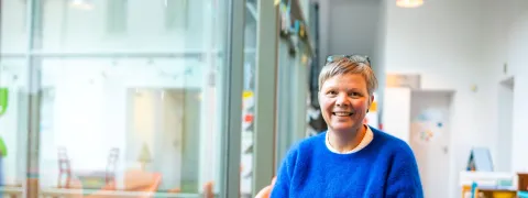 Collega poseert in Sociaal Huis