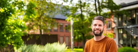 Collega poseert in Sinte-Mettetuin